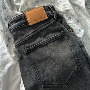 Avec les filles ripped jeans!